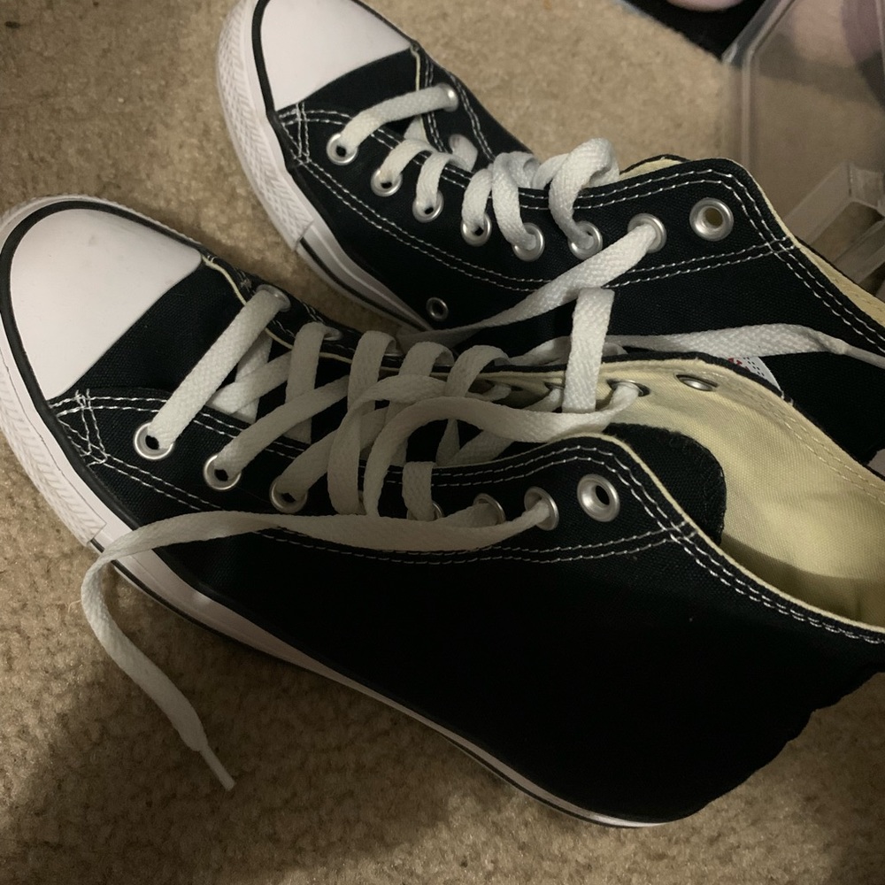 Converse Womans 9/ men’s 7.5